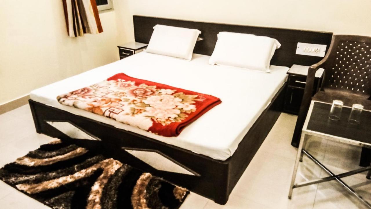רישיקש Hotel Orange Classic מראה חיצוני תמונה